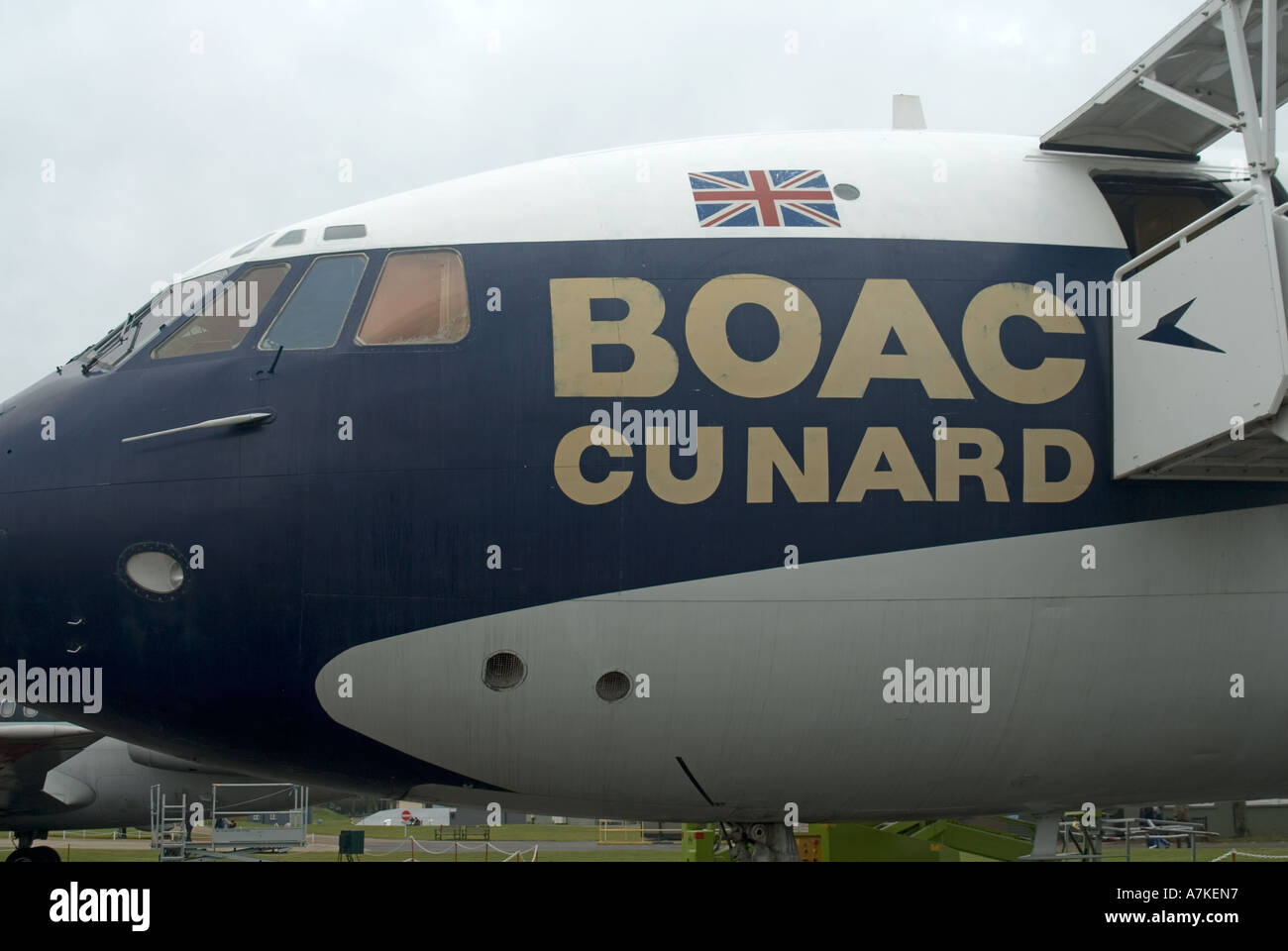 Museo della Guerra Imperiale di Duxford BOAC Cunard sulla fusoliera di conserve di Super VC10 passeggero aereo jet con la bandiera europea Foto Stock