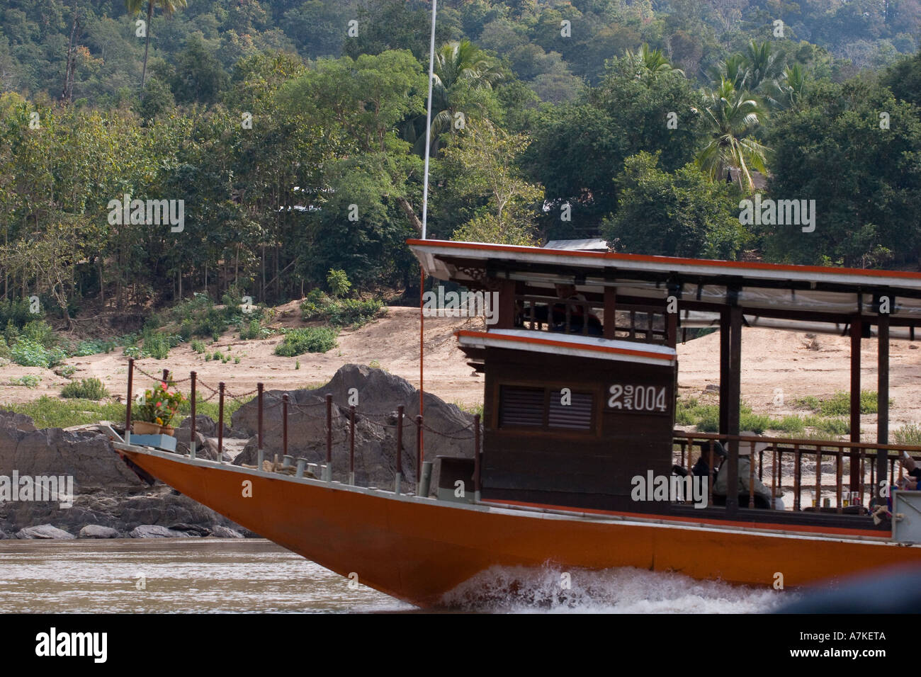 Rallentare le barche sono la principale forma di trasporto lungo il fiume Mekong al di sopra di Luang Probang LAOS Foto Stock