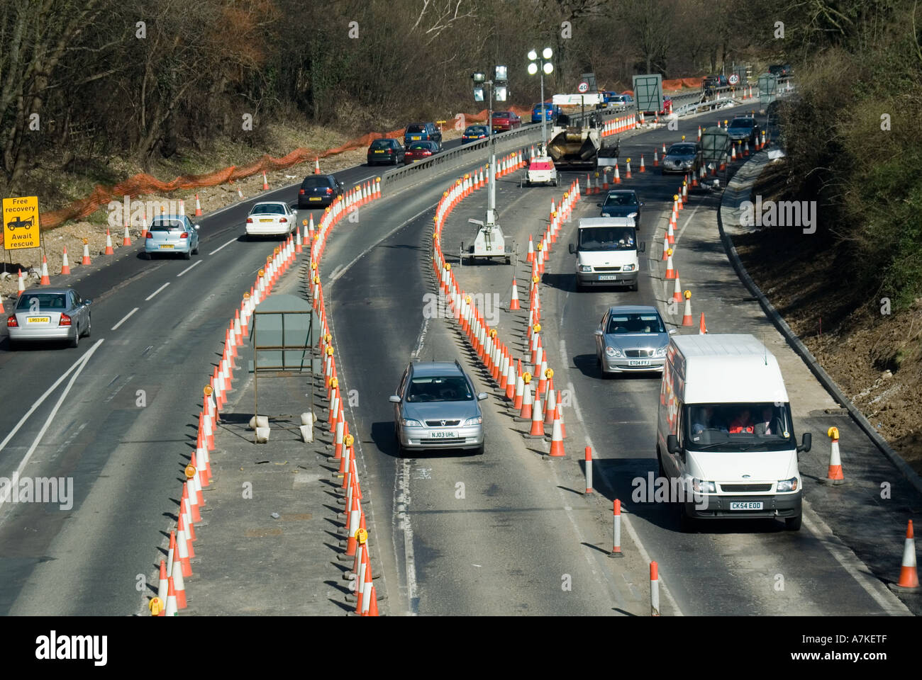 Ingatestone un bypass12 dodici linee di carreggiata stradale di manutenzione e di aggiornamento funziona con contra il flusso in corso Foto Stock