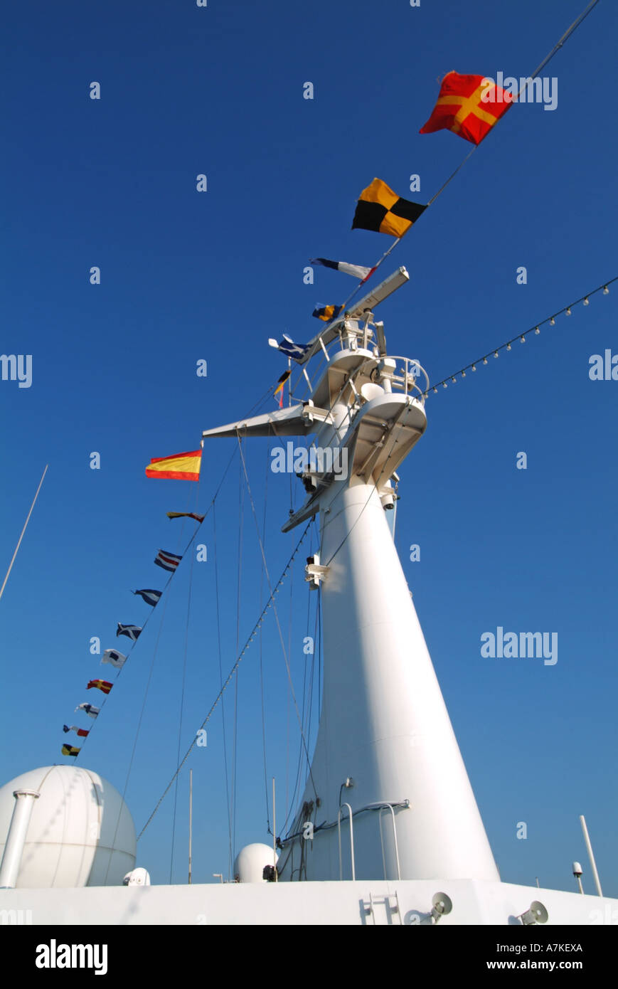 Montante di navi con scanner del radar di installazioni e segnale di flag Foto Stock