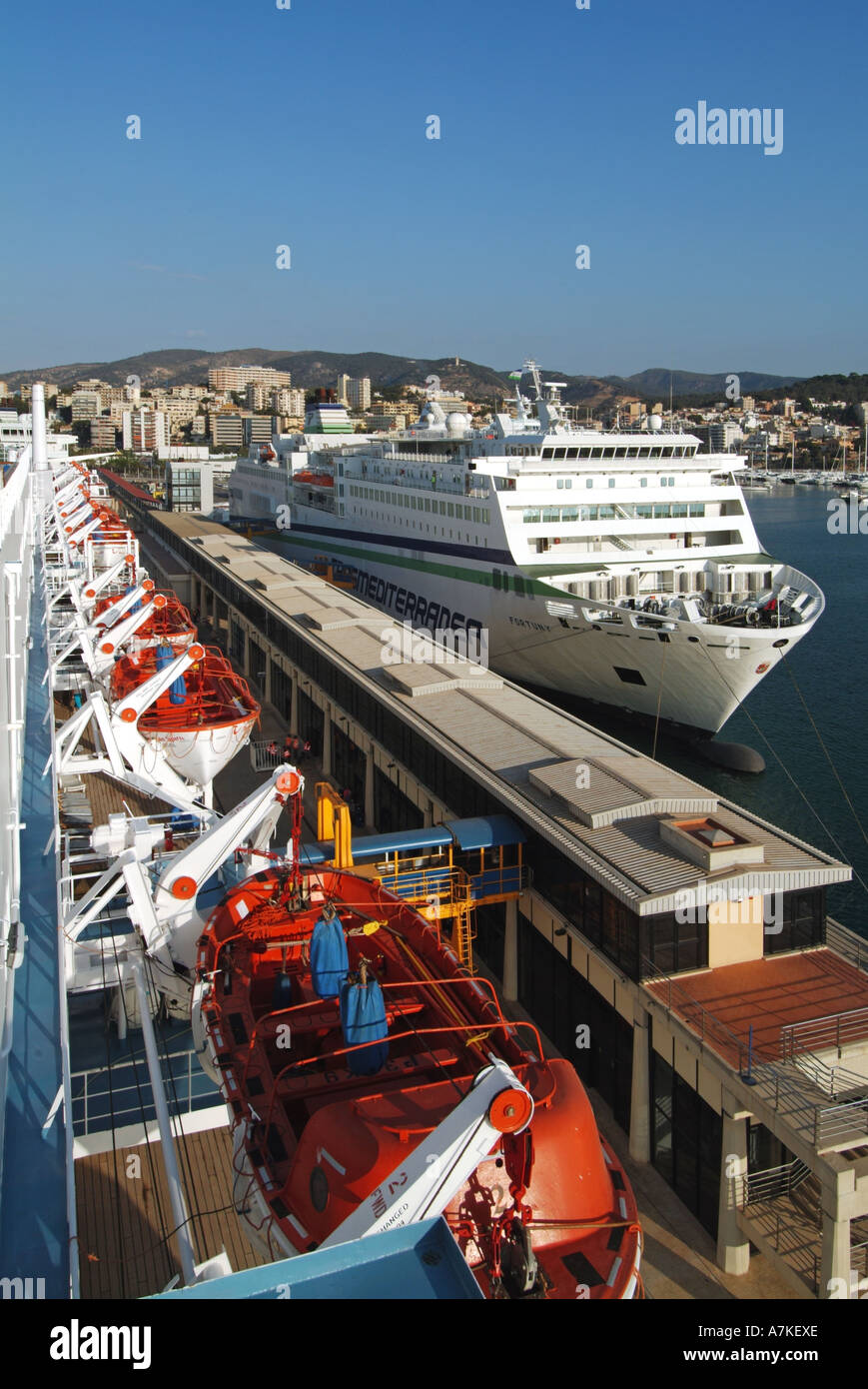 Porto di Palma nave da crociera ormeggiata in banchina a fianco di traghetto Foto Stock