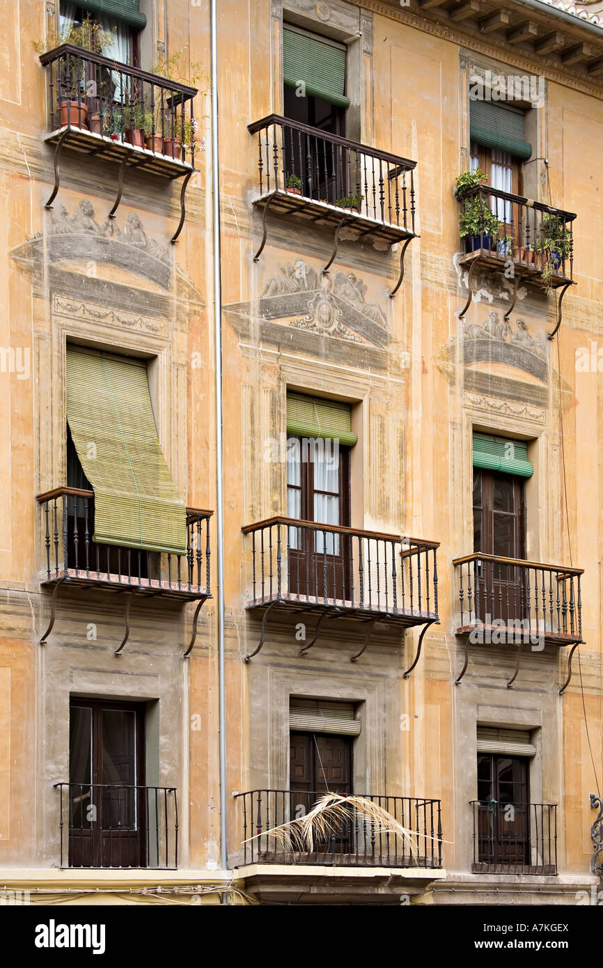 Balconi e persiane con weathered sbiadito dipinti Plaza Piegos Granada Spagna Foto Stock