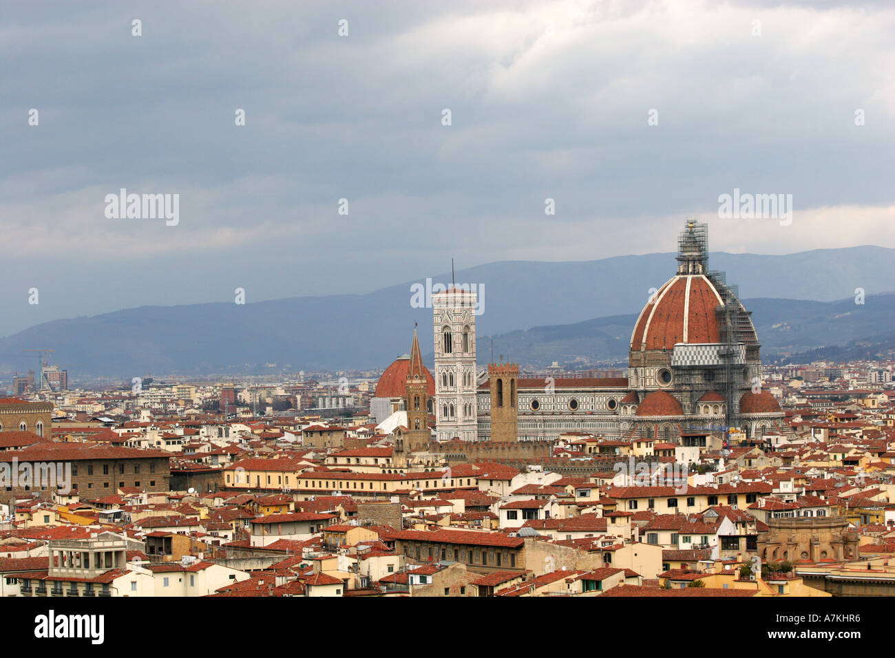 Vista aerea del Duomo e del campanile capanile che domina la città di Firenze skyline in Toscana Italia centrale Europa Foto Stock