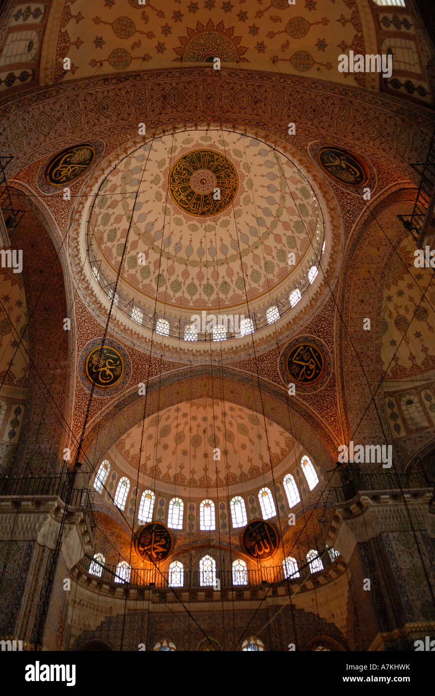 Soffitto di Yeni Camii la moschea di nuovo quartiere Eminonu Istanbul Turchia Foto Stock