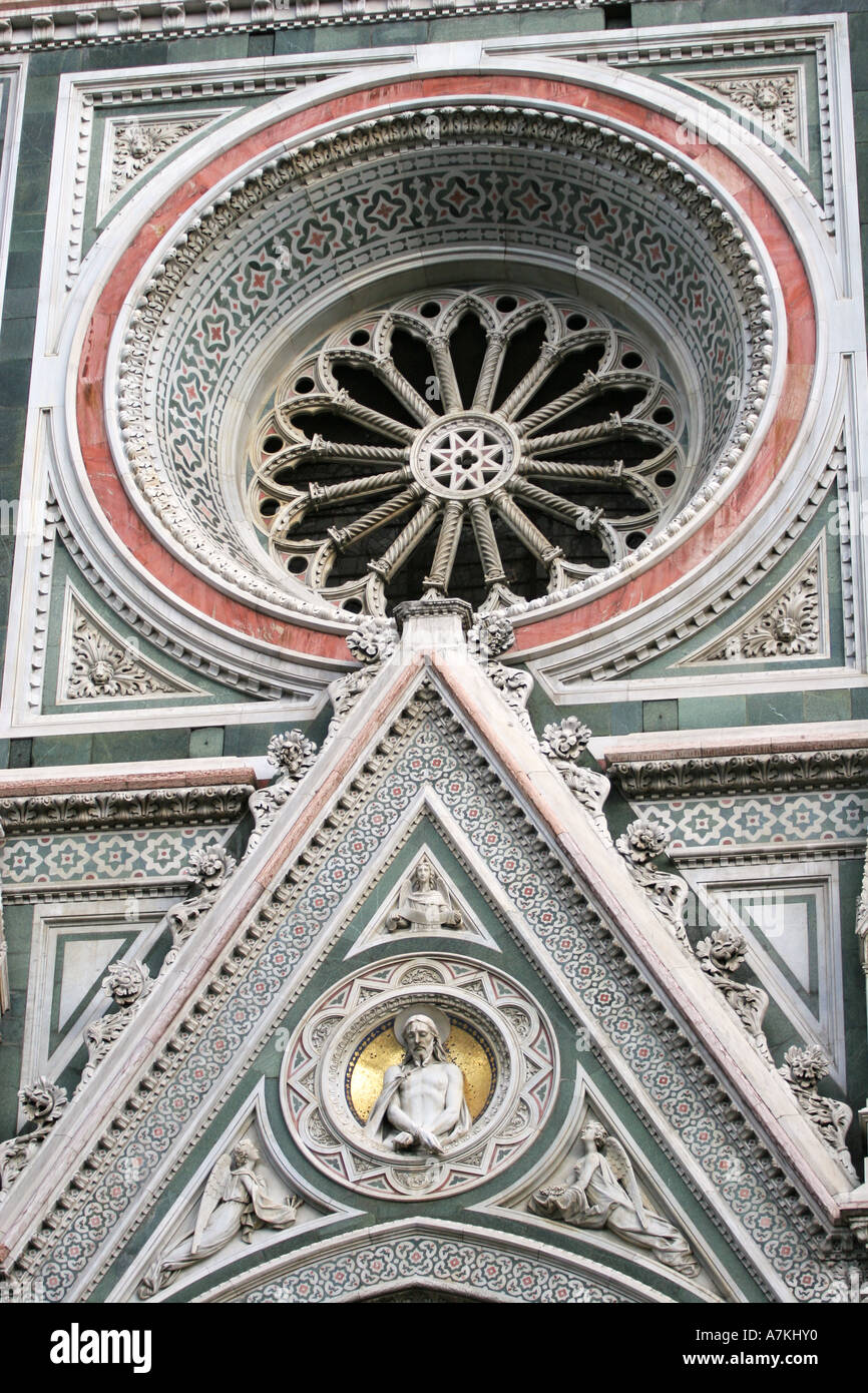 Ornati circolare in marmo finestra rotonda nella facciata del famoso Duomo Firenze Duomo Firenze Italia Europa UE Foto Stock