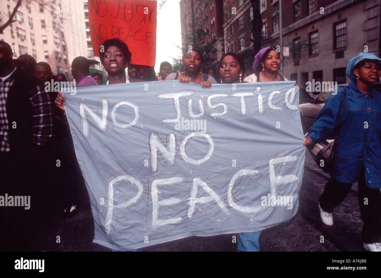Manifestanti marzo attraverso le strade di Manhattan il salmodiare né giustizia né pace Foto Stock