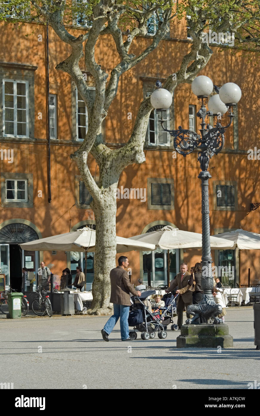 Lucca, Toscana, Italia. La gente fuori a piedi in Piazza Napoleone Foto Stock