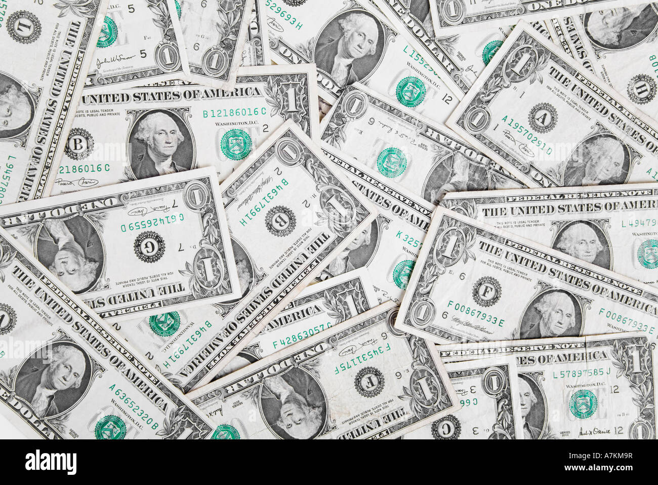 Uno le fatture del dollaro sparsi per uno sfondo Foto Stock