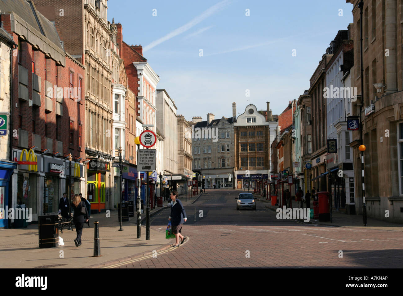 Northampton centro città la mattina presto poche persone centro città Inghilterra uk gb Foto Stock