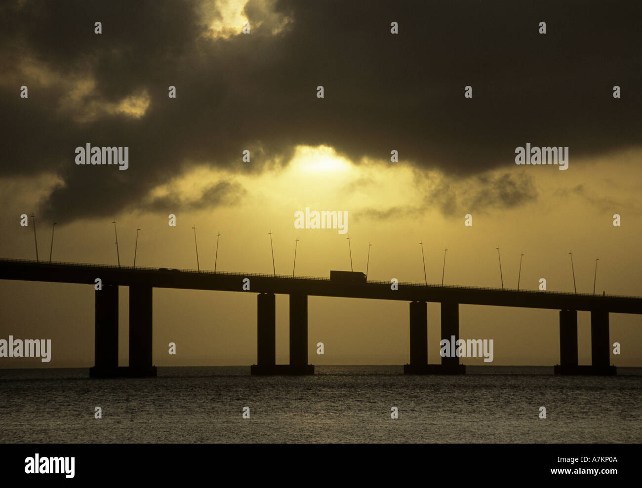 Carrello sul ponte Vasco da Gama all'alba Foto Stock