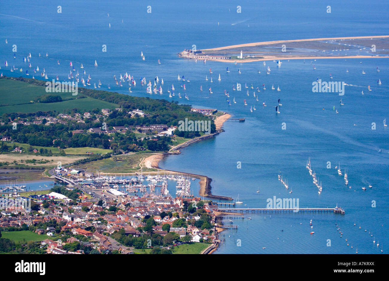 Vista aerea del Solent tra Yarmouth Harbour e Hurst punto. Yachts competere nel giro dell'isola gara 2006. Regno Unito. Foto Stock