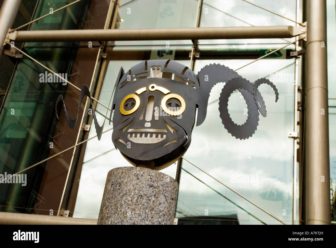 La maschera di guerrieri all'ingresso del Royal Armouries di Leeds Yorkshire la maschera è il simbolo del museo. Foto Stock