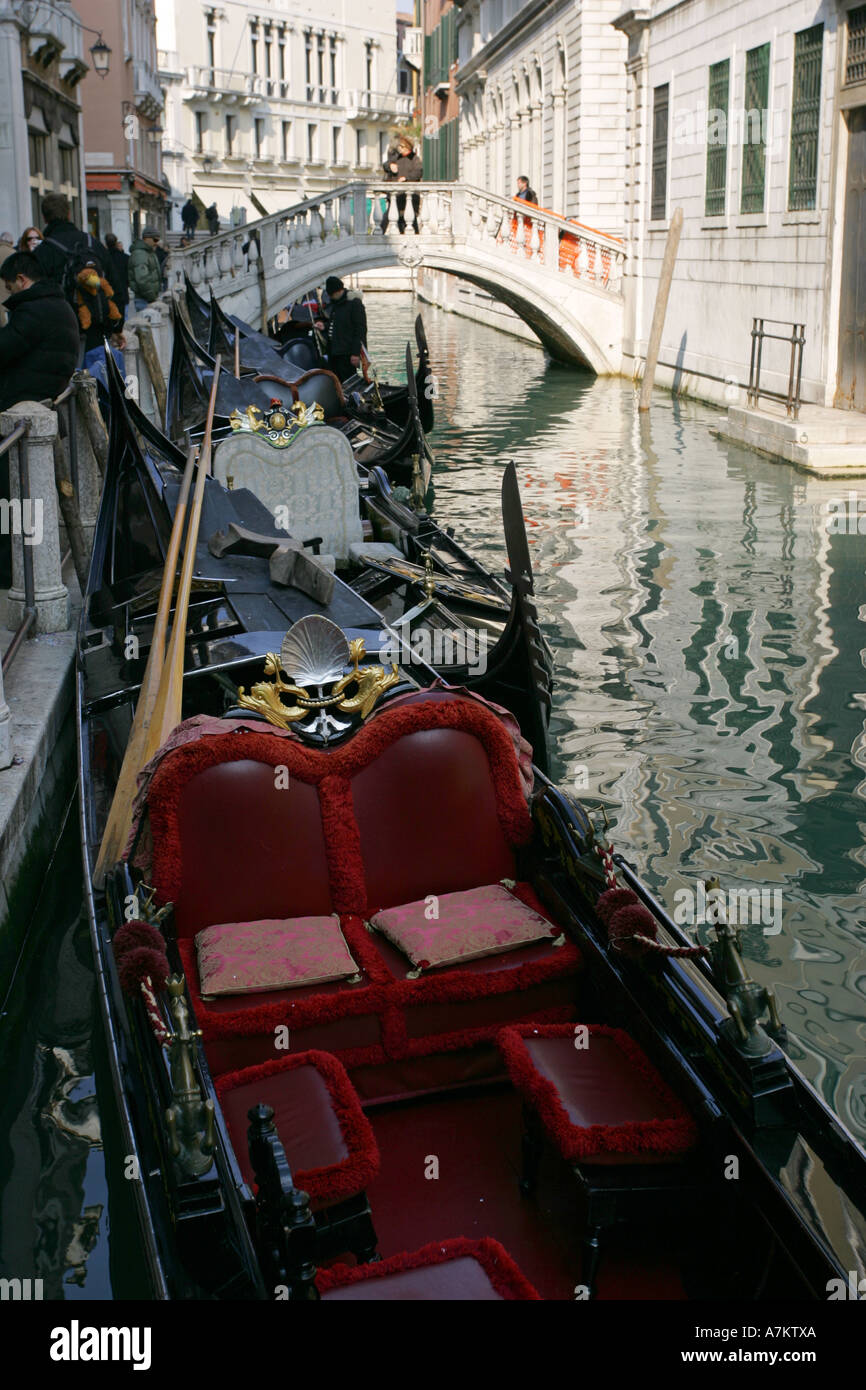 Le gondole venete ormeggiate lungo il lato di un tipico canale nel centro di Venezia in attesa di passare i turisti Italia Europa UE Foto Stock