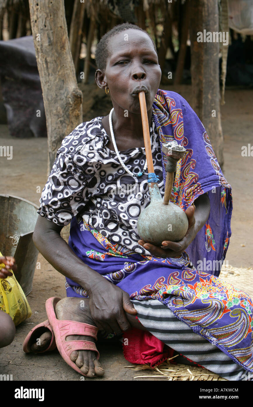 Etiopia - Donna fumare una pipa ad acqua, Anyuak tribù Foto Stock