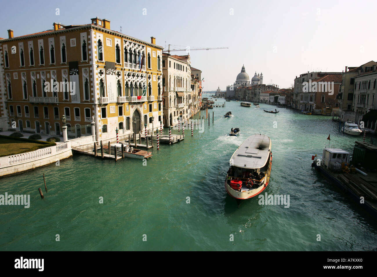 Venice water taxi crociere in barca lungo il Canal Grande fino al ponte dell'Accademia con la Chiesa di Santa Maria della Salute Italia EU Foto Stock