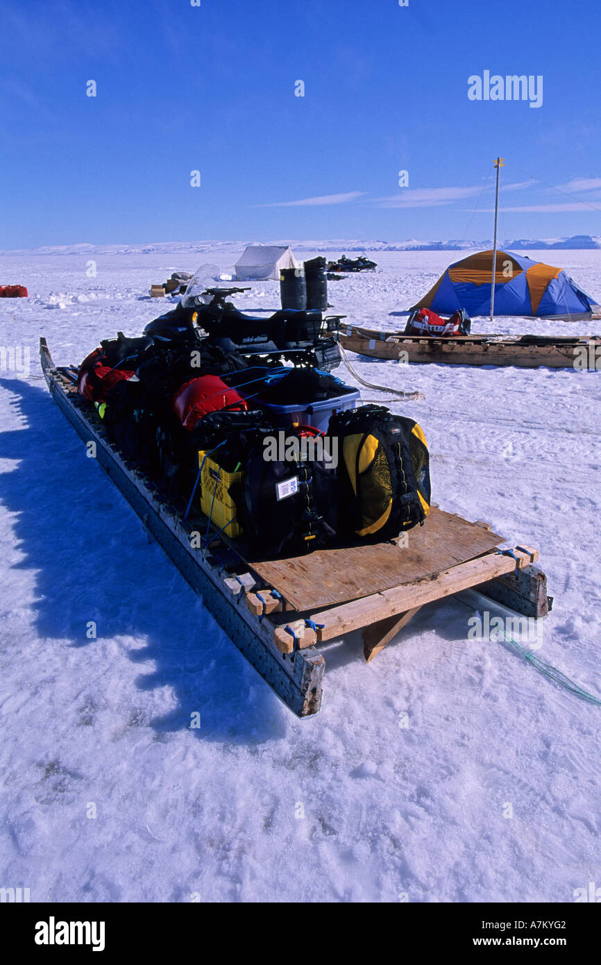 Attrezzatura per immersioni caricato su una slitta Canada Artico Lancaster Sound Nunavut nord Isola Baffin Foto Stock