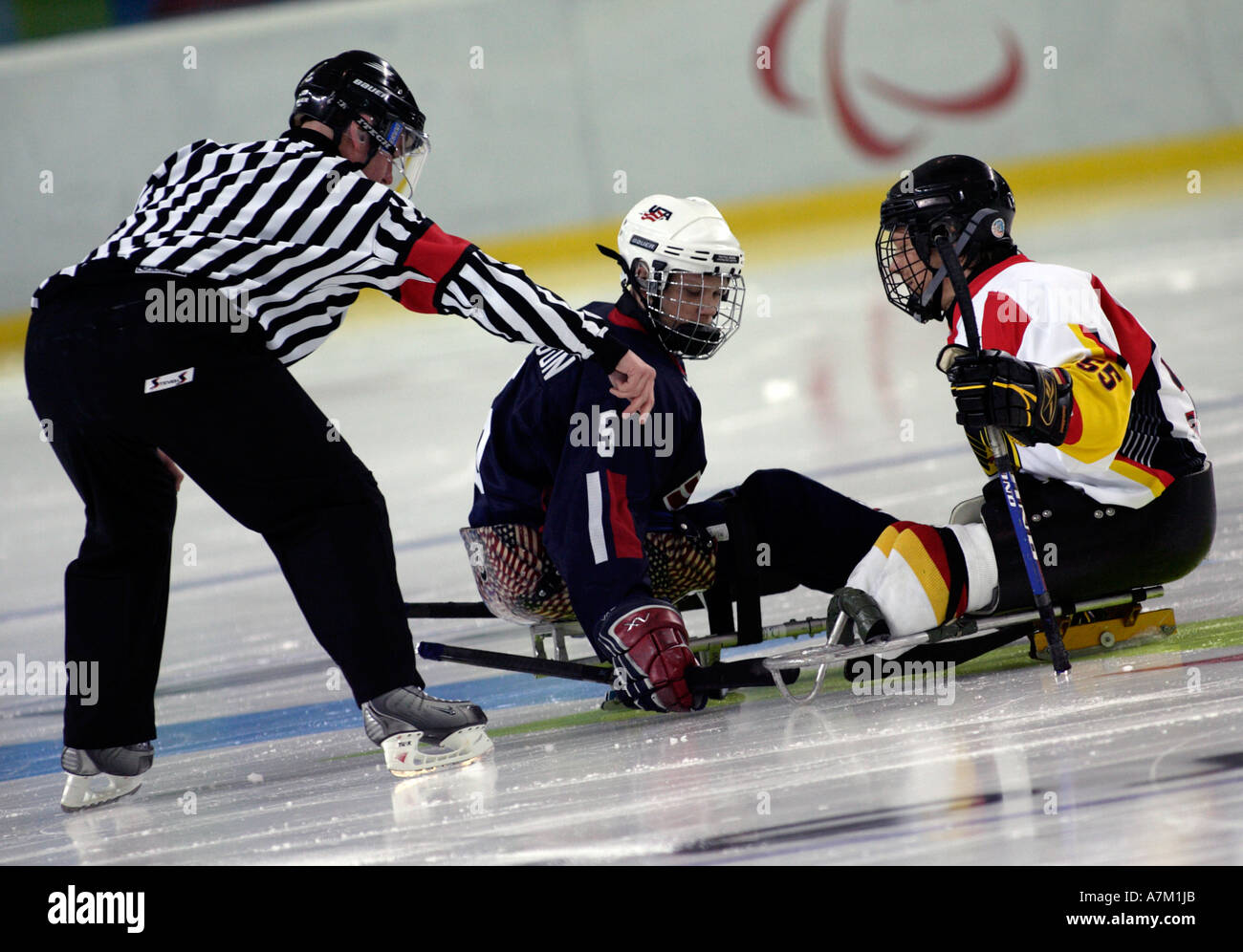 Emmerson di USA e Stumpe della Germania in una sanzione face off Foto Stock