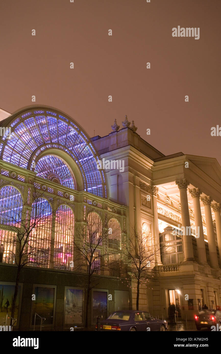 Royal Opera House di notte a Londra Inghilterra Foto Stock