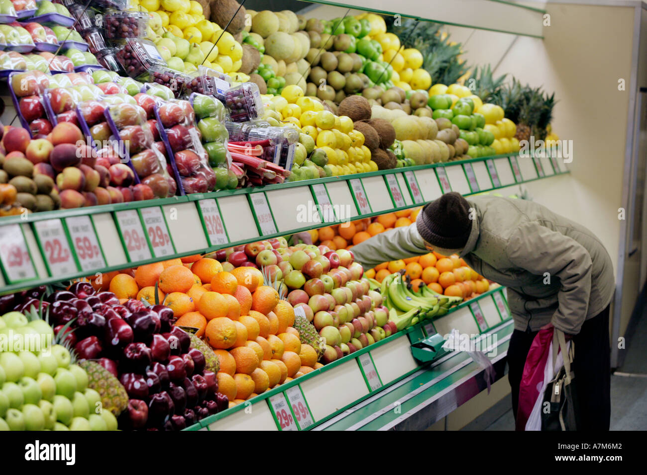 Un cliente shopping in un fruttivendolo s shop a Birmingham REGNO UNITO Foto Stock