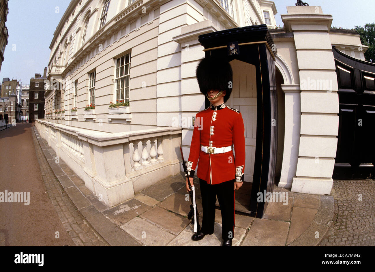 Coldstream guard veglia Clarence House Il St James Park Londra Inghilterra, Regno Unito. Foto Stock