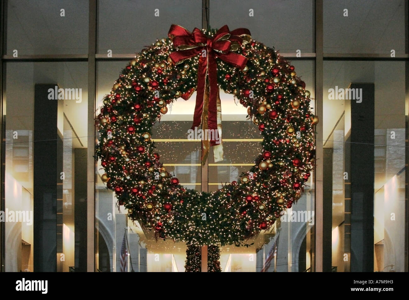 Ghirlanda di Natale. Decorazioni stagionali. Exterior Edificio per uffici.  La città di New York. Stati Uniti d'America Foto stock - Alamy