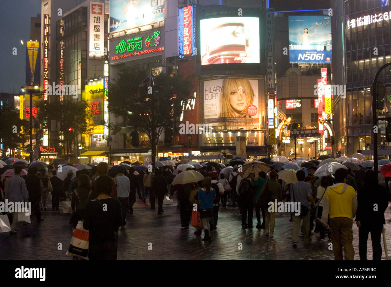 Hatchiko attraversano in Shibuya Tokyo su una notte piovosa. Foto Stock