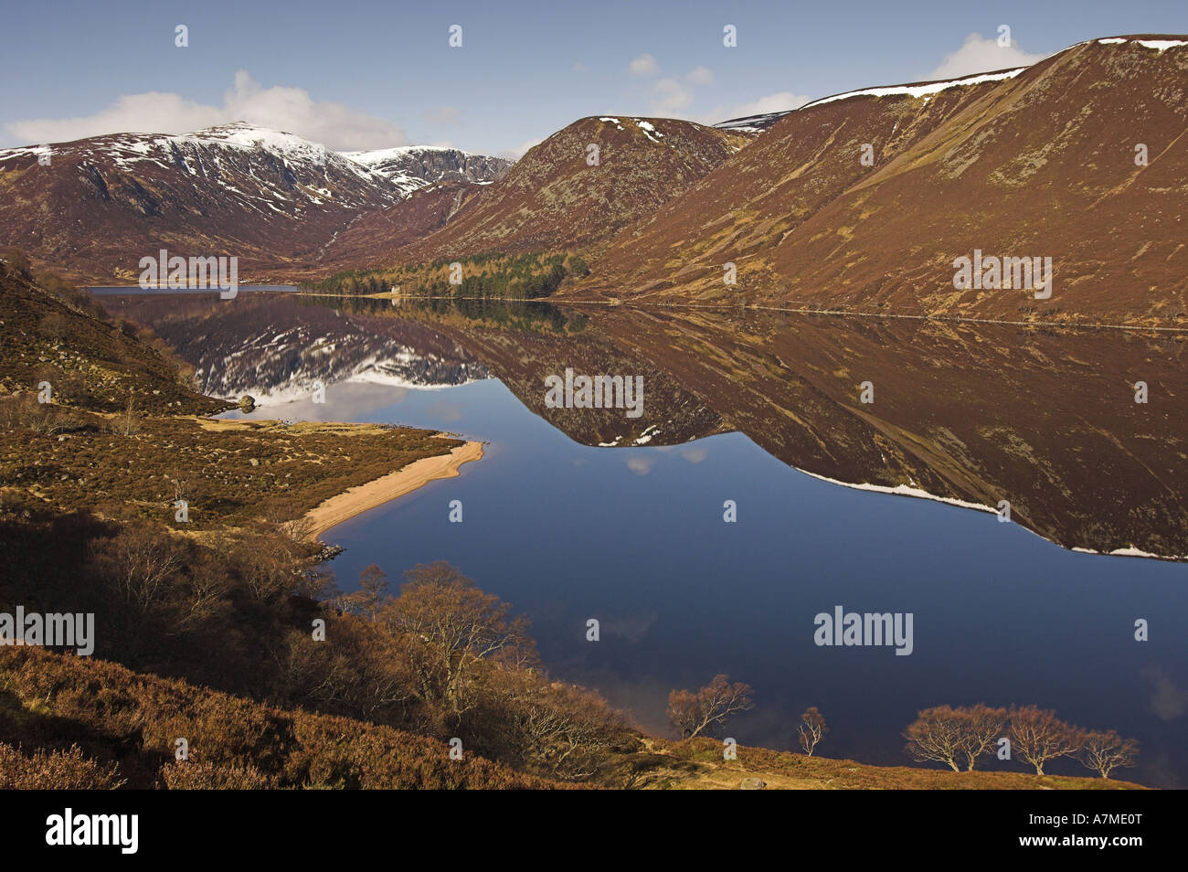 Riflessioni in Loch Muick, Aberdeenshire, che mostrano un ampio Cairn (998 metri) e Glas-allt Shiel lodge. La Scozia. Foto Stock