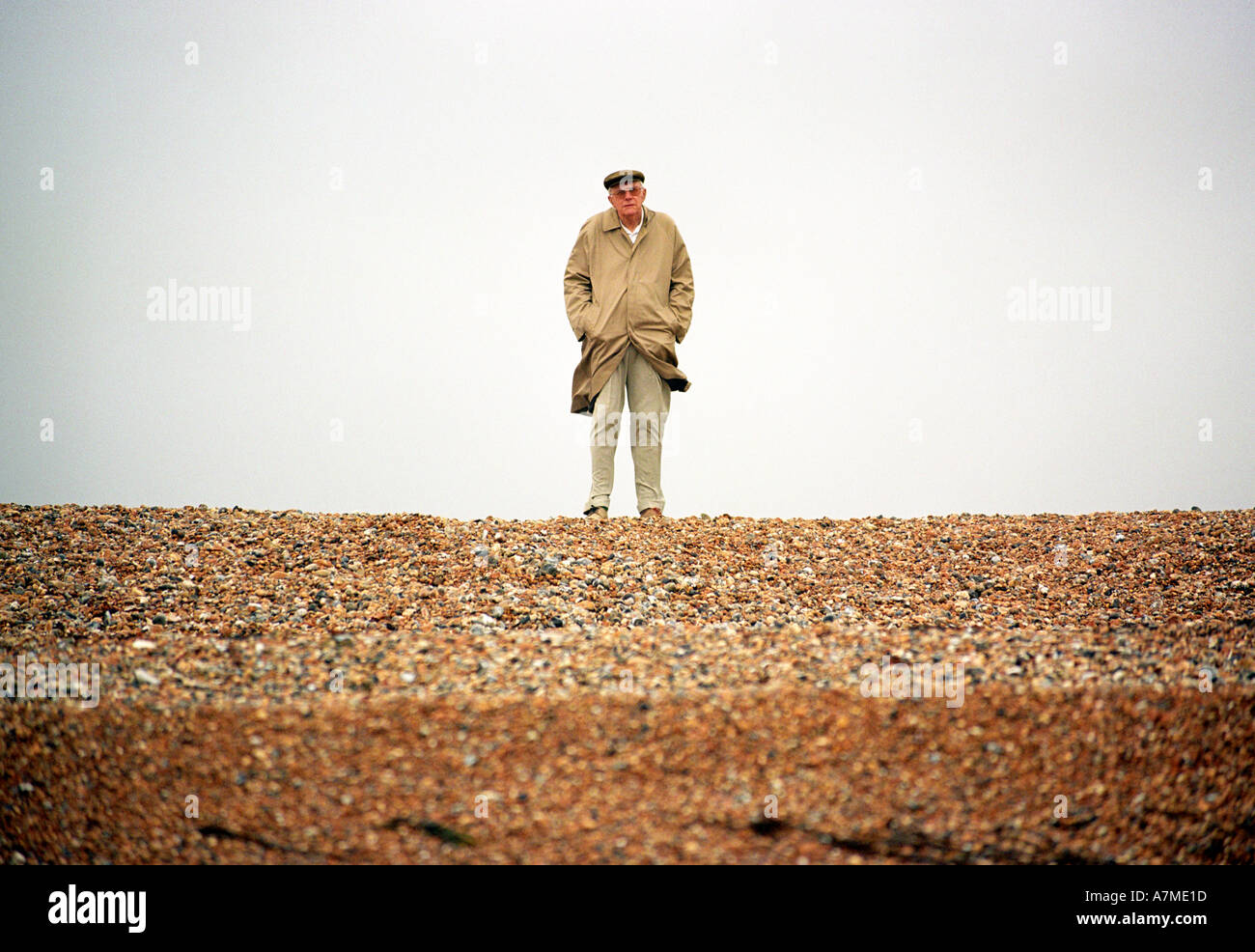 Un vecchio uomo su una spiaggia Foto Stock