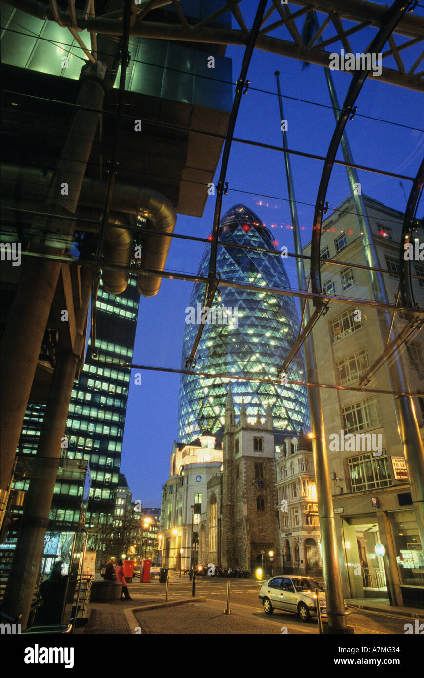 UK, Londra, la città, il quartiere finanziario, " il Gherkin', Swiss Re bldg, 30 St Mary Axe, Lloyds Bldg in primo piano,crepuscolo Foto Stock