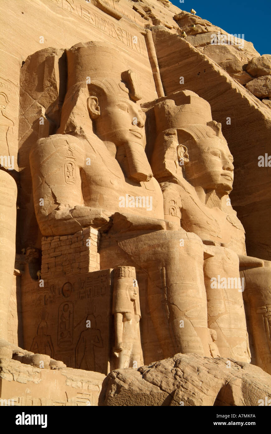 Colossali statue di Ramses II ad Abu Simbel Egitto Foto Stock