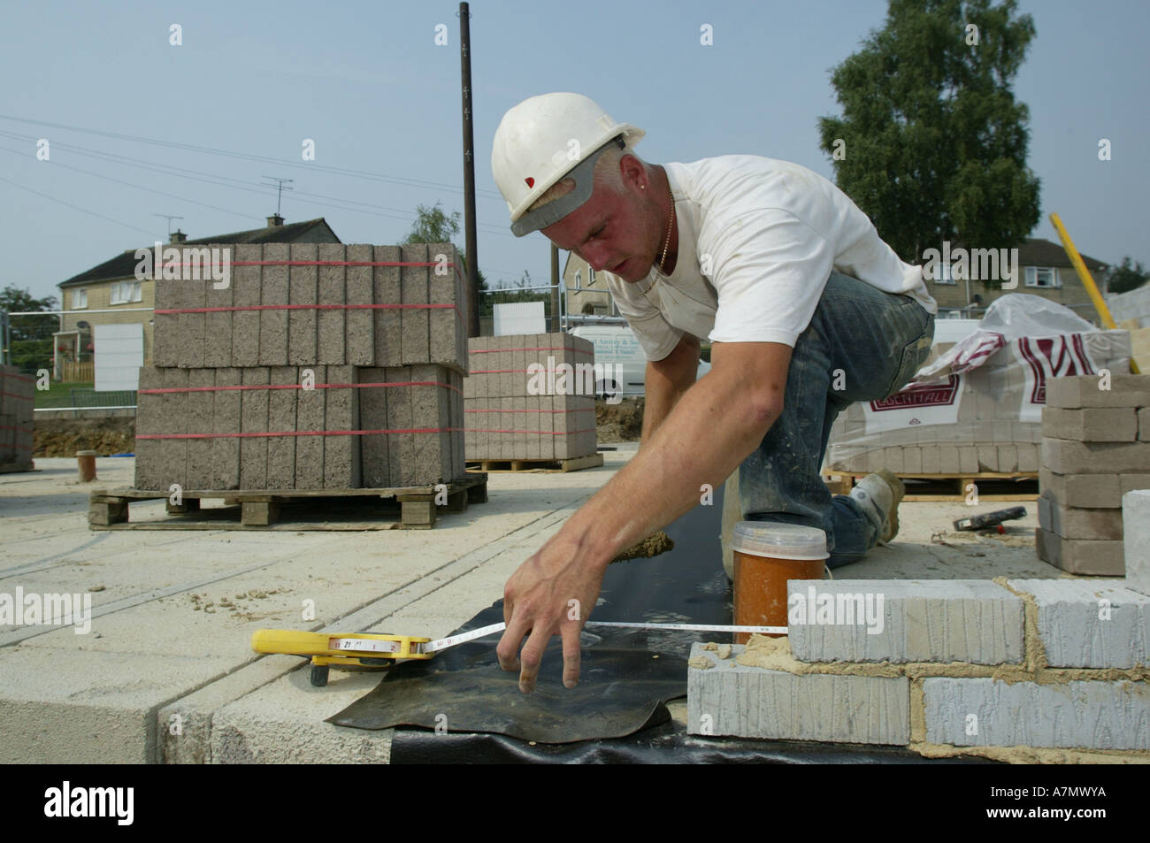 Un builder a lavorare su un sito in costruzione Foto Stock