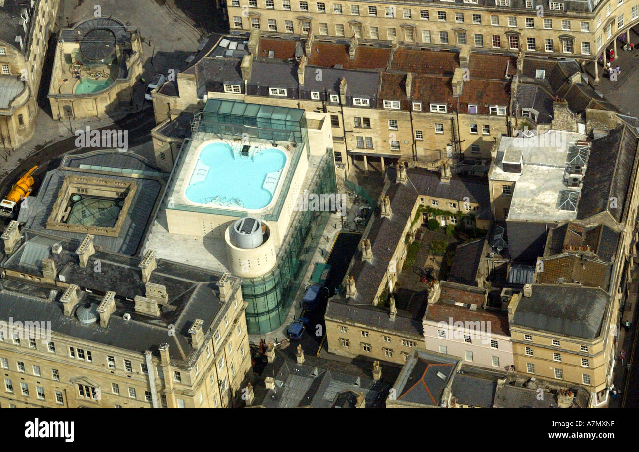 Lo storico Patrimonio Mondiale UNESCO Città del bagno che mostra la vasca da bagno Spa nel Somerset, Inghilterra, come visto dall'aria. Foto Stock