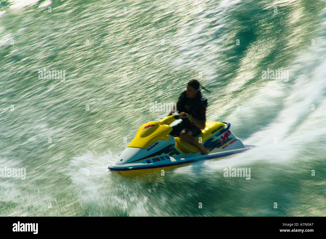 Un uomo su un jetski tipo natanti ad uso personale Foto Stock