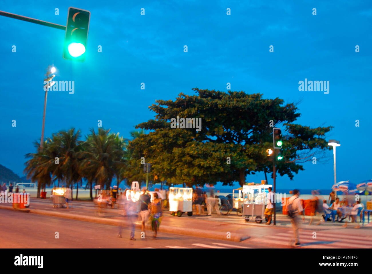 Brasile Rio de Janeiro Copacabana beach promenade al crepuscolo semaforo Foto Stock