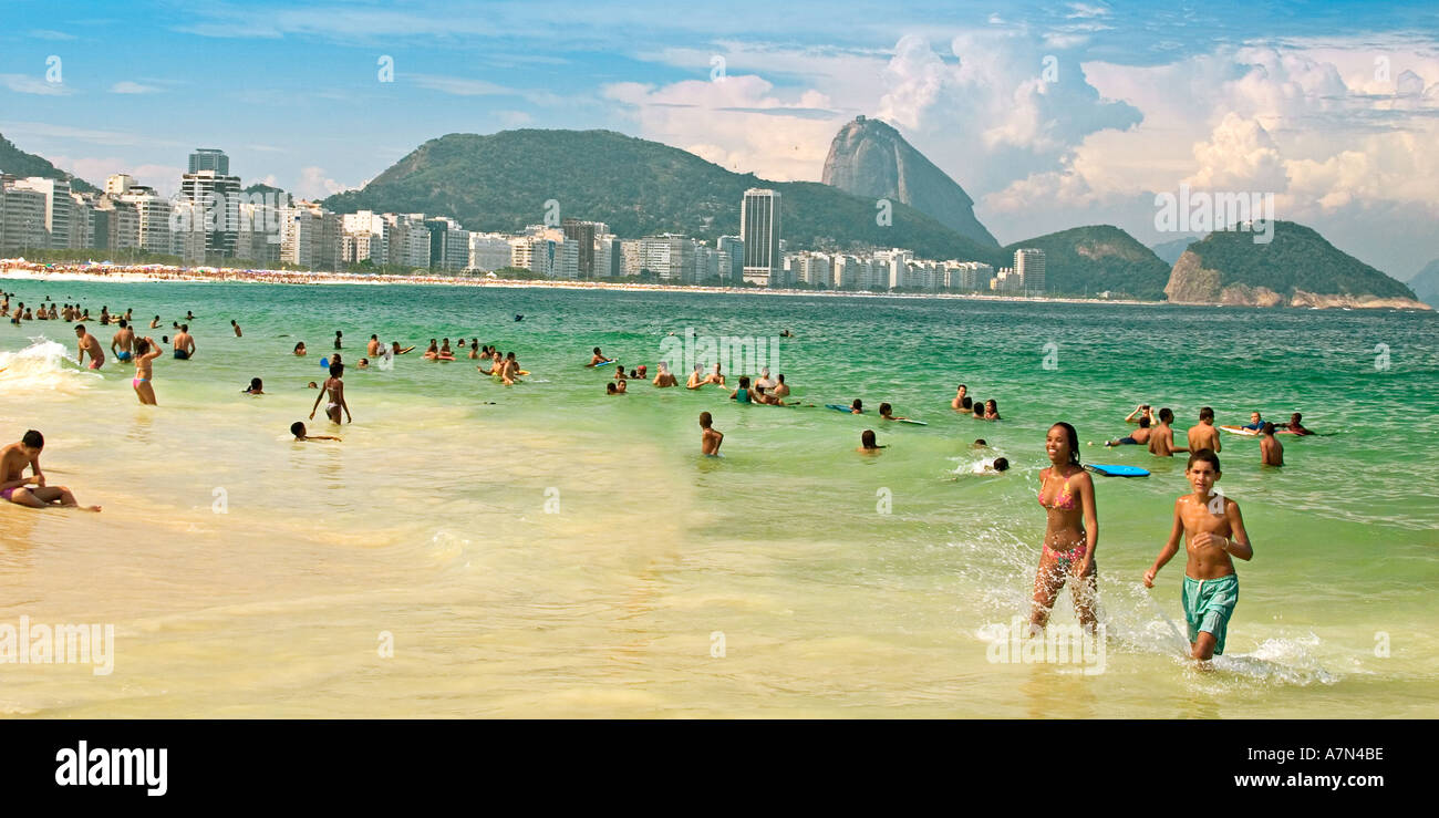 Brasile Rio de Janeiro Copacabana beach carioca sfondo Pao de Acucar sugarloaf Foto Stock
