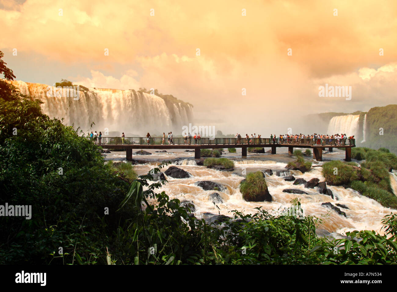 Argentina Iguazu Falls footpass sopra gli enormi scende al confine di Brasile e Argentina Foto Stock
