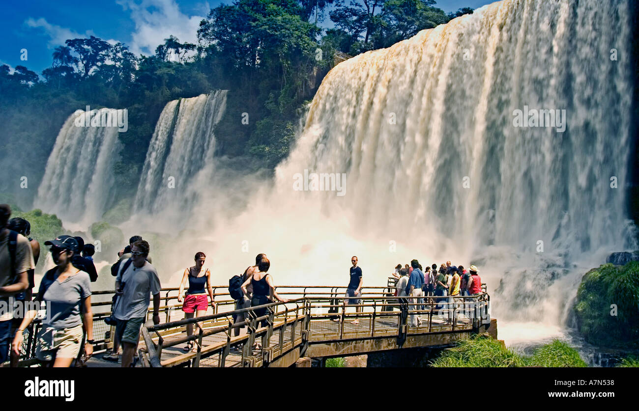 Brasile Argentina Panama border Parco Nazionale di Iguazu Iguazu Falls viewpoint persone turisti Foto Stock