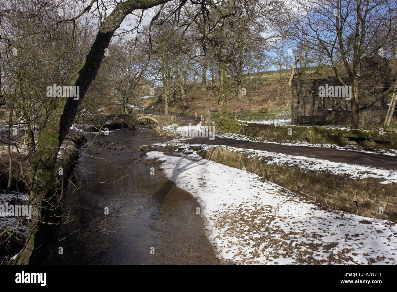 800 anno vecchio Pack Horse Ponte a Wycoller in Lancashire noto anche come Sally s Bridge crossing Wycoller beck Foto Stock