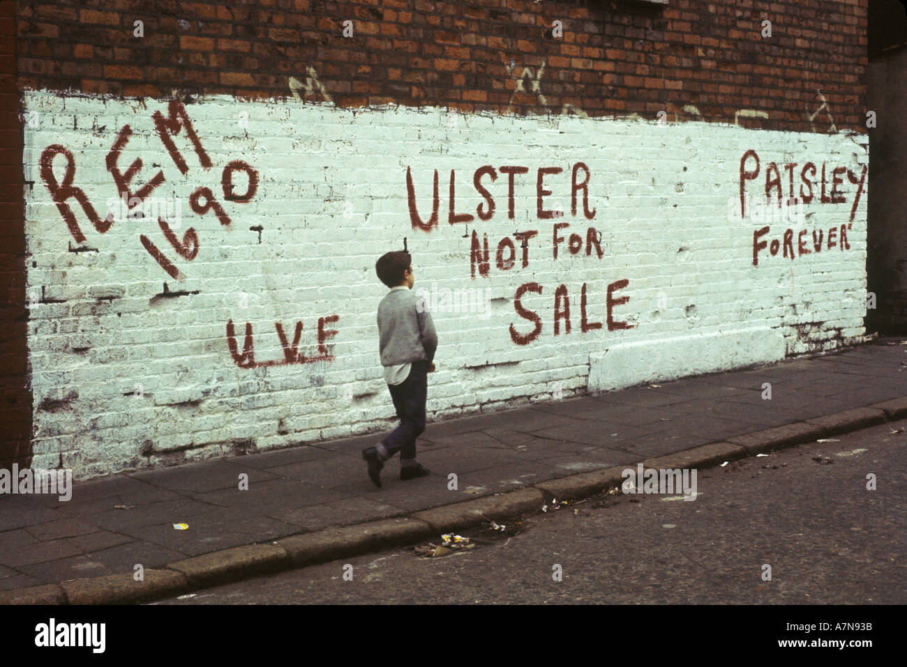 I guai dipinto murale Belfast 'Ricordati di 1690, UVF Ulster Volunteer Force, Ulster non per la vendita, Paisley per sempre.' Irlanda del Nord degli anni settanta REGNO UNITO Foto Stock