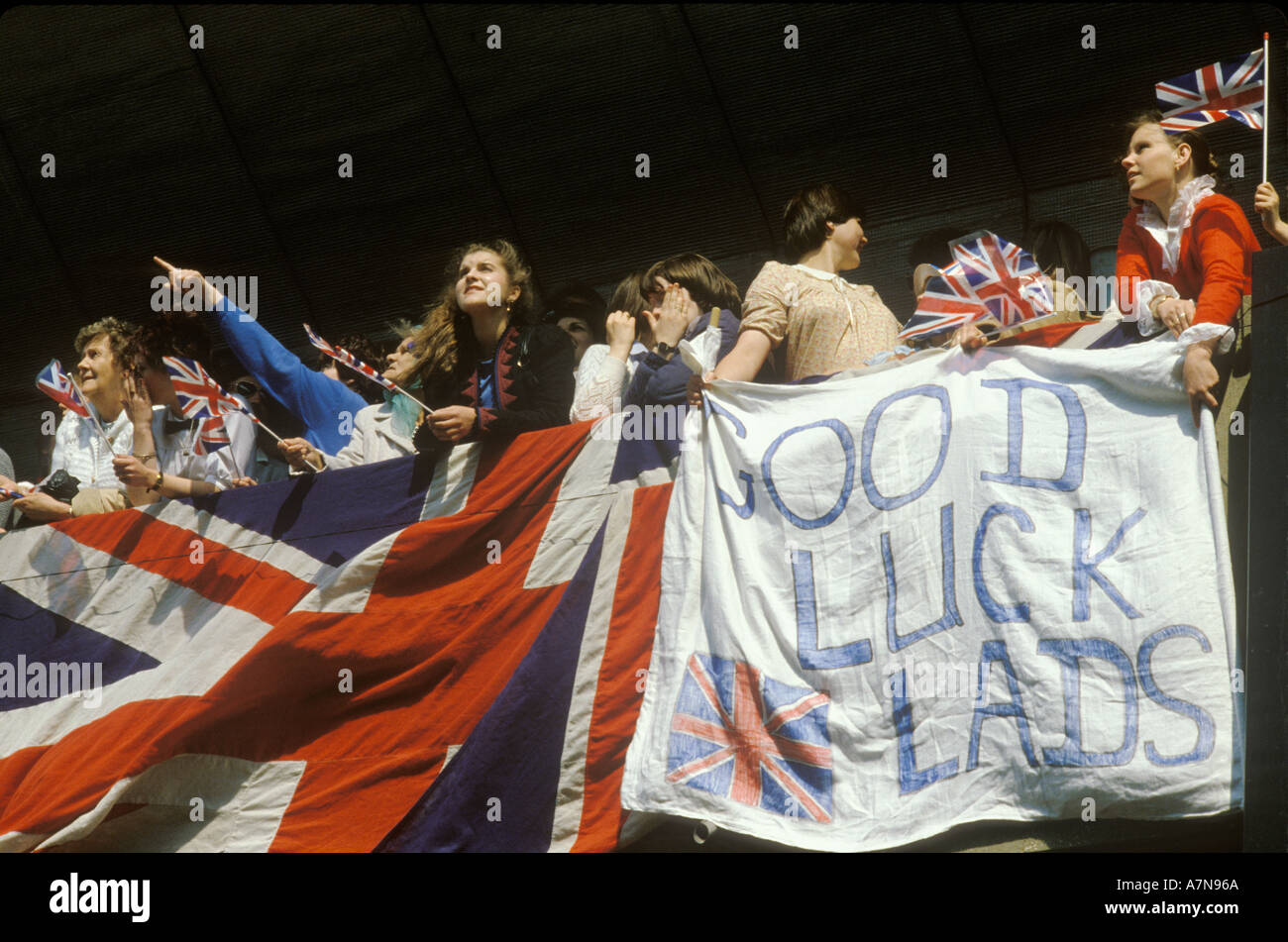 Il QE II parte per la Guerra delle Falkland del 1982 con folle che augurano buona fortuna ai Lads Southampton Inghilterra.1980 UK HOMER SYKES Foto Stock