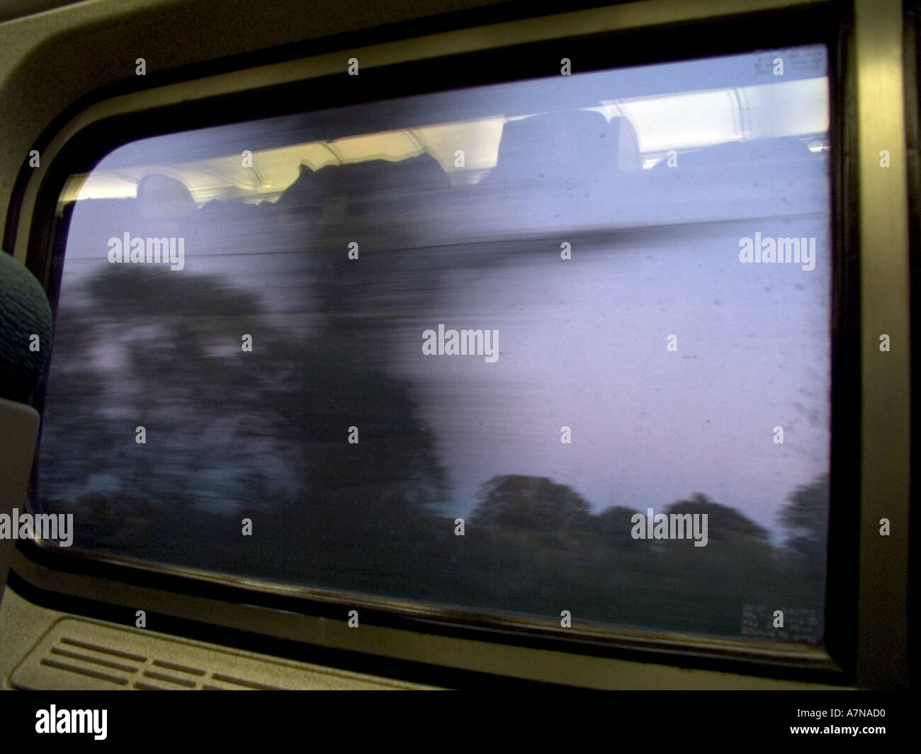 Guardando fuori dalla finestra durante un viaggio in treno sulla costa orientale degli STATI UNITI D'AMERICA Foto Stock
