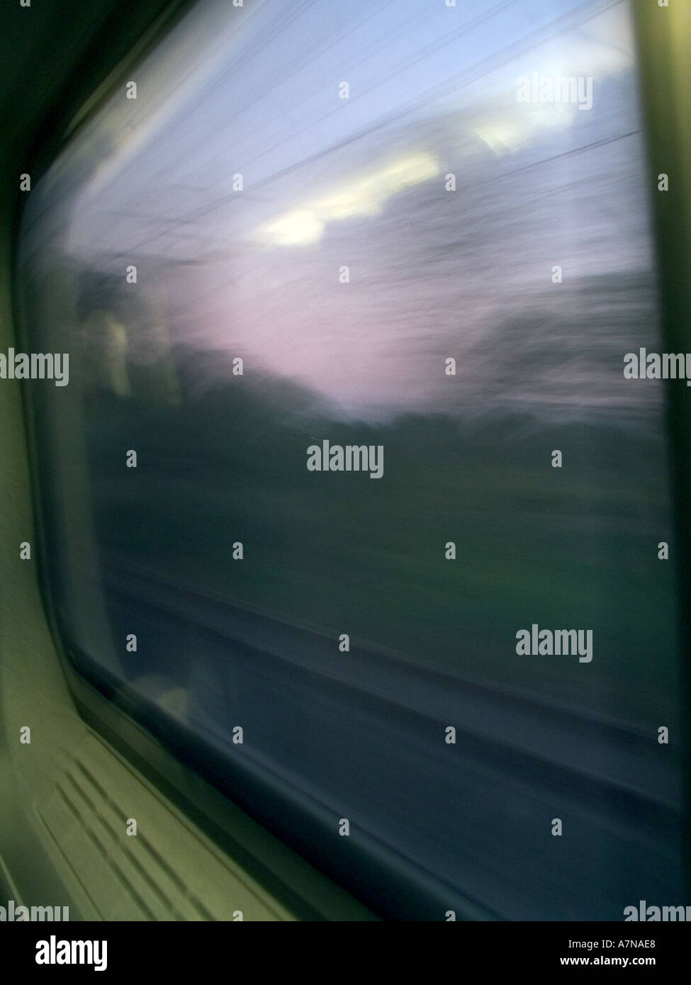 Guardando fuori dalla finestra durante un viaggio in treno sulla costa orientale degli STATI UNITI D'AMERICA Foto Stock