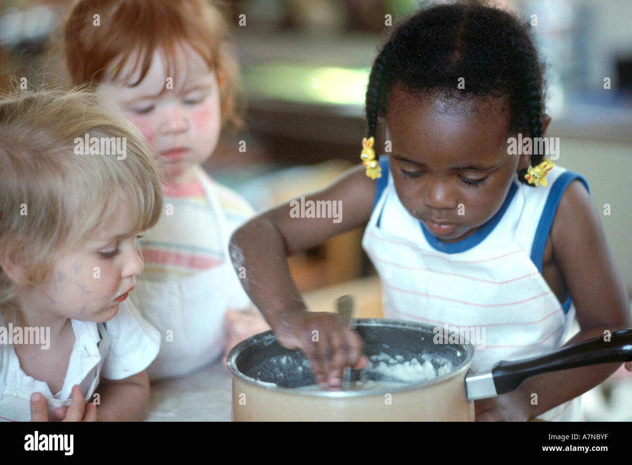 Bambini della scuola materna di imparare a cucinare Foto Stock