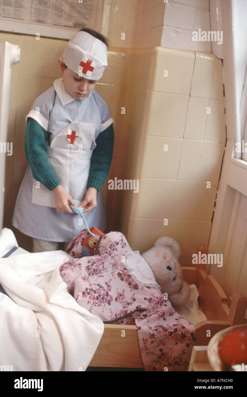 La scuola materna di bambino che gioca dress up. Foto Stock