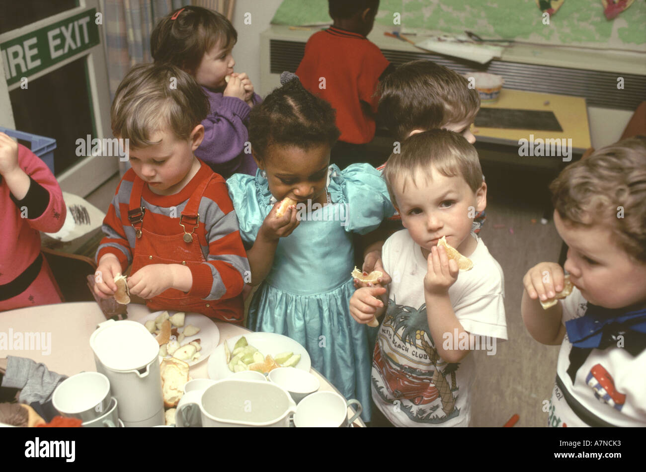 Bambini della scuola materna di mangiare al tempo snack Foto Stock