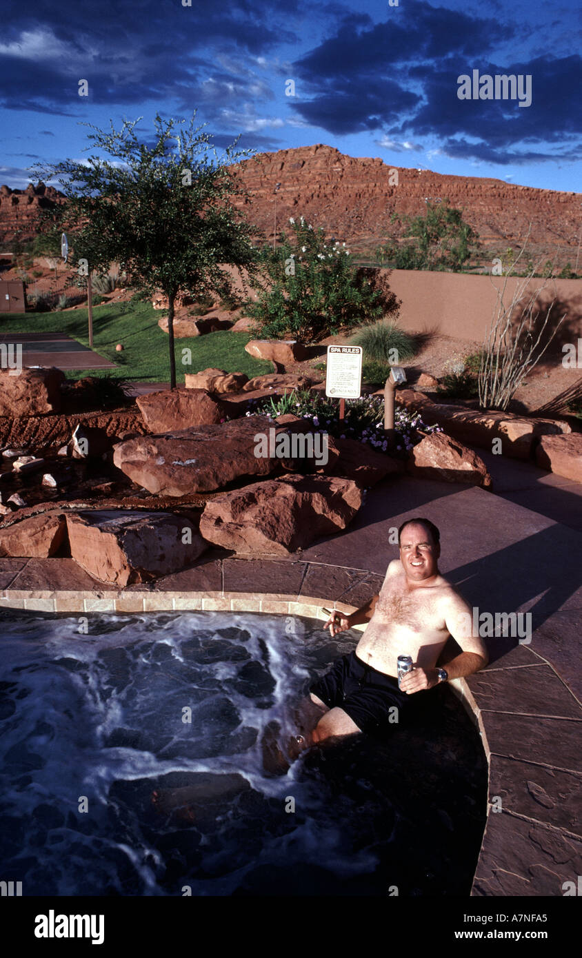 Godendo della jacuzzi Entrada golf resort St George nello Utah Stati Uniti d'America Foto Stock