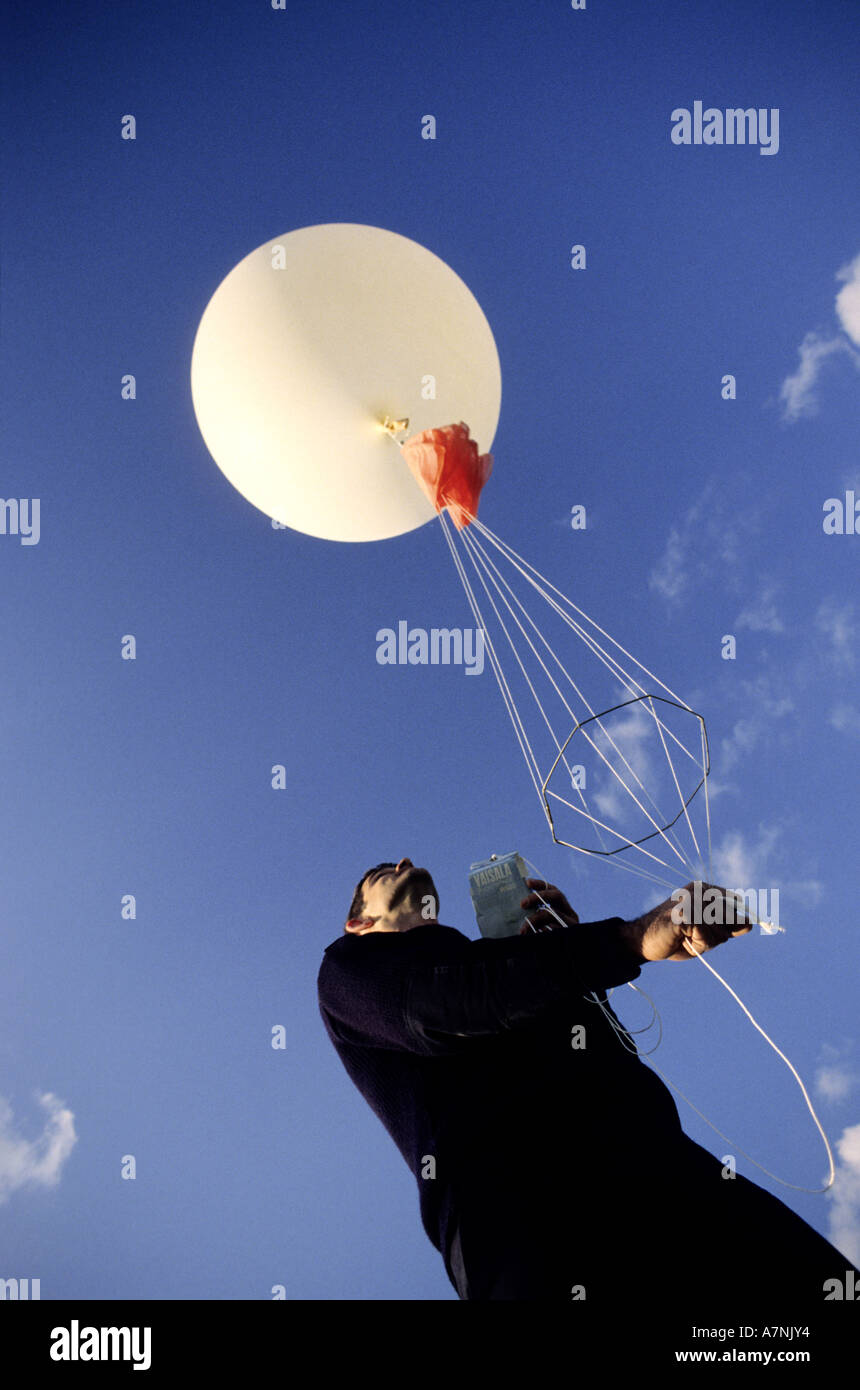 Francia, Haute Garonne, Toulouse, Meteo France, ENM, scuola nazionale di  meteorologia, rilascio di un pallone sonda Foto stock - Alamy