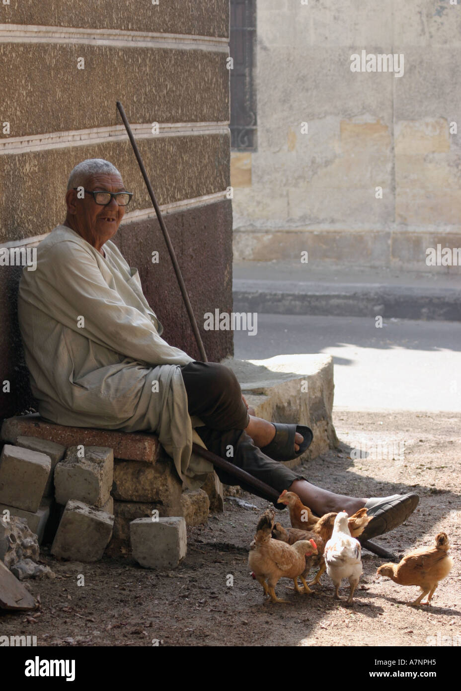 Uomo egiziano seduti all'aperto al Cairo Street Foto Stock