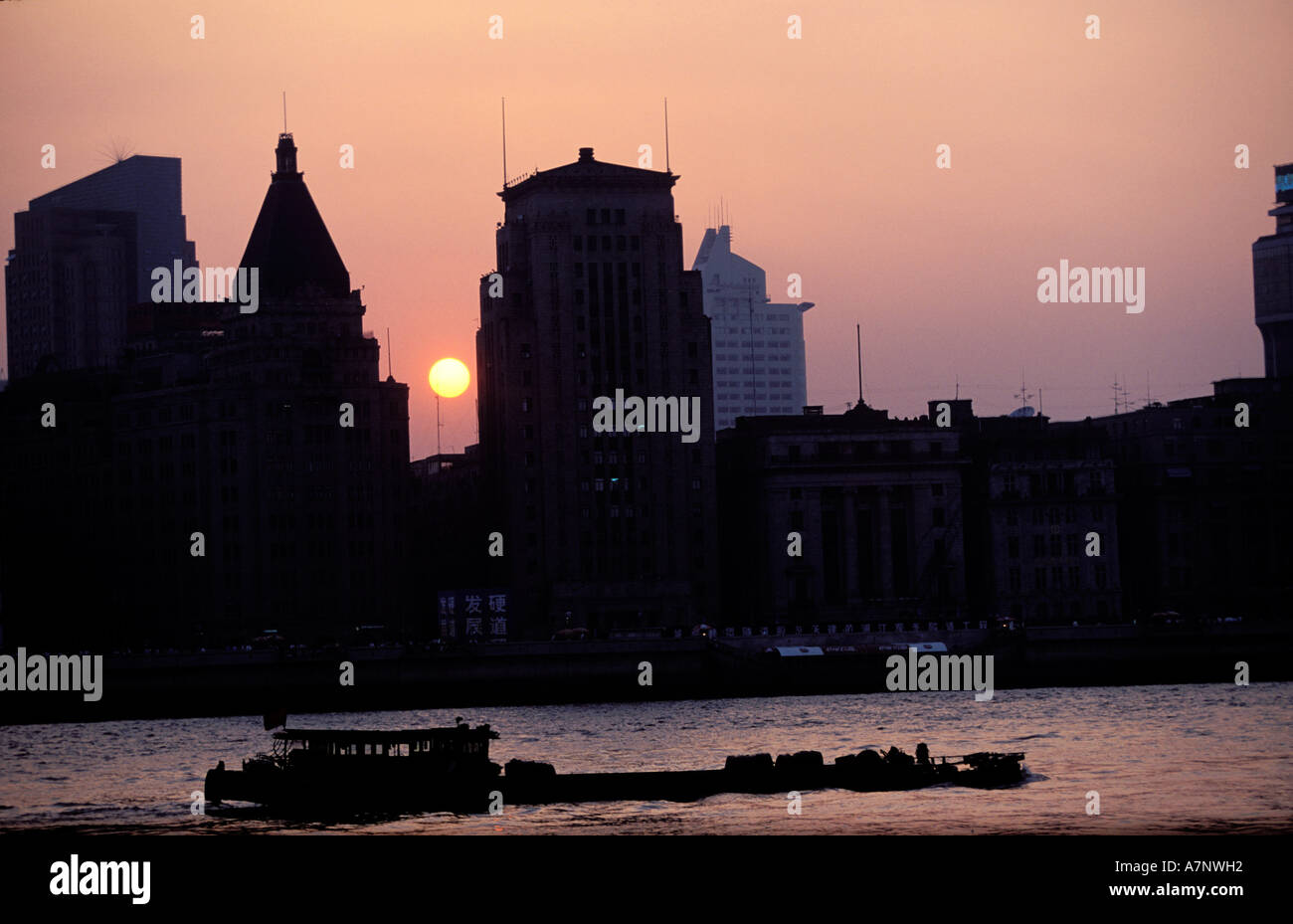 Cina Shanghai city, il Bund, simbolo di 30's architettura neoclassica Foto Stock