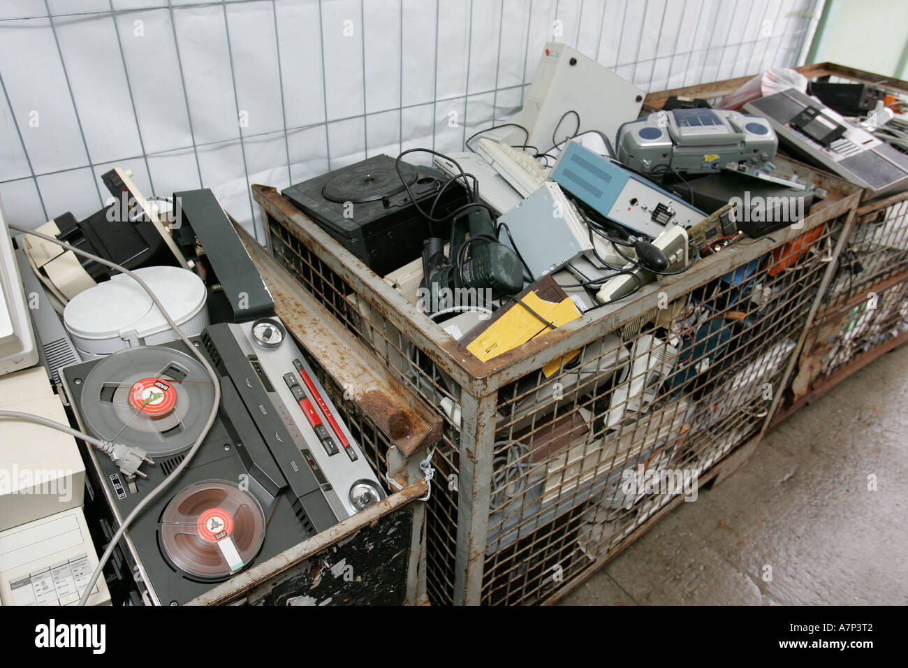 DEU, Germania, preziose rottami in corrispondenza di una stazione di recupero, PC, tastiere e monitor in un cassonetto Foto Stock